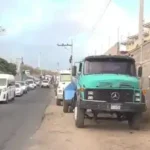 Camiones cisterna esperan en fila para abastecerse de agua en Altos de Toncontín, Tegucigalpa