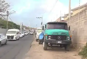 Camiones cisterna esperan en fila para abastecerse de agua en Altos de Toncontín, Tegucigalpa