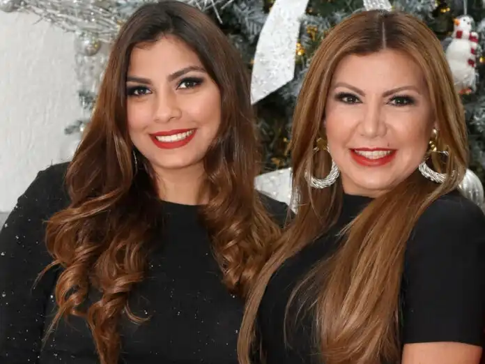 Angie Peña junto a su madre Michelle Melgares