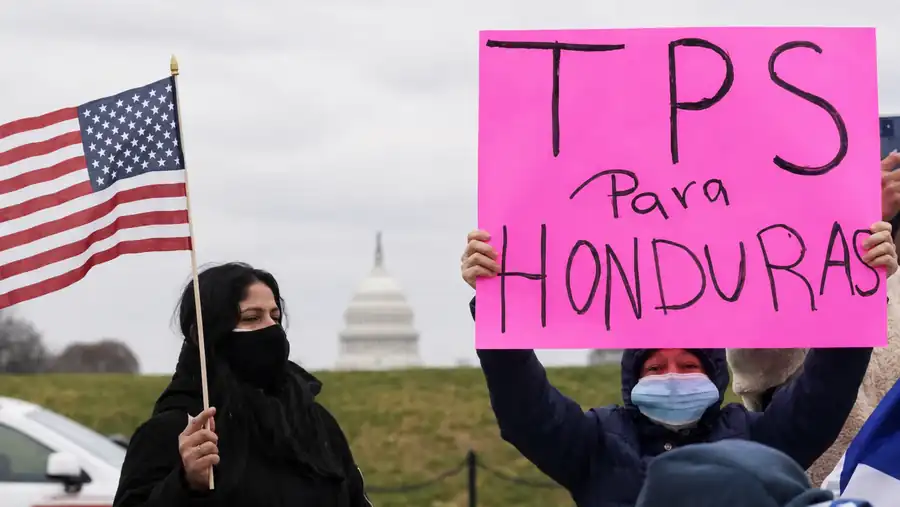 Persona sostiene un cartel de TPS para Honduras durante una manifestación en Estados Unidos