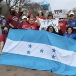 Grupo de hondureños sostiene una bandera de Honduras durante una manifestación por el TPS