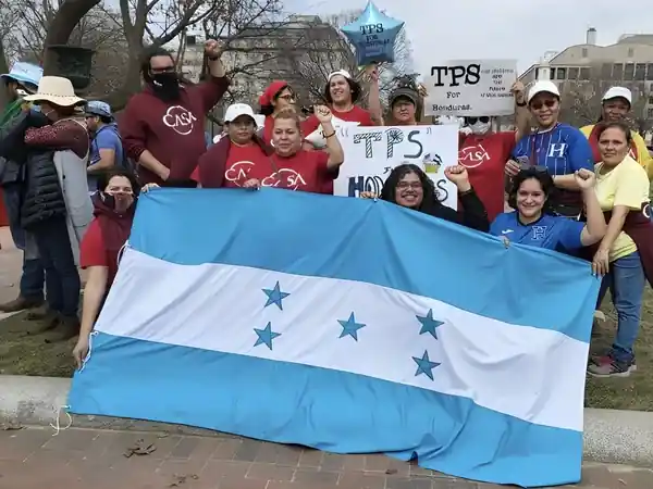 Grupo de hondureños sostiene una bandera de Honduras durante una manifestación por el TPS